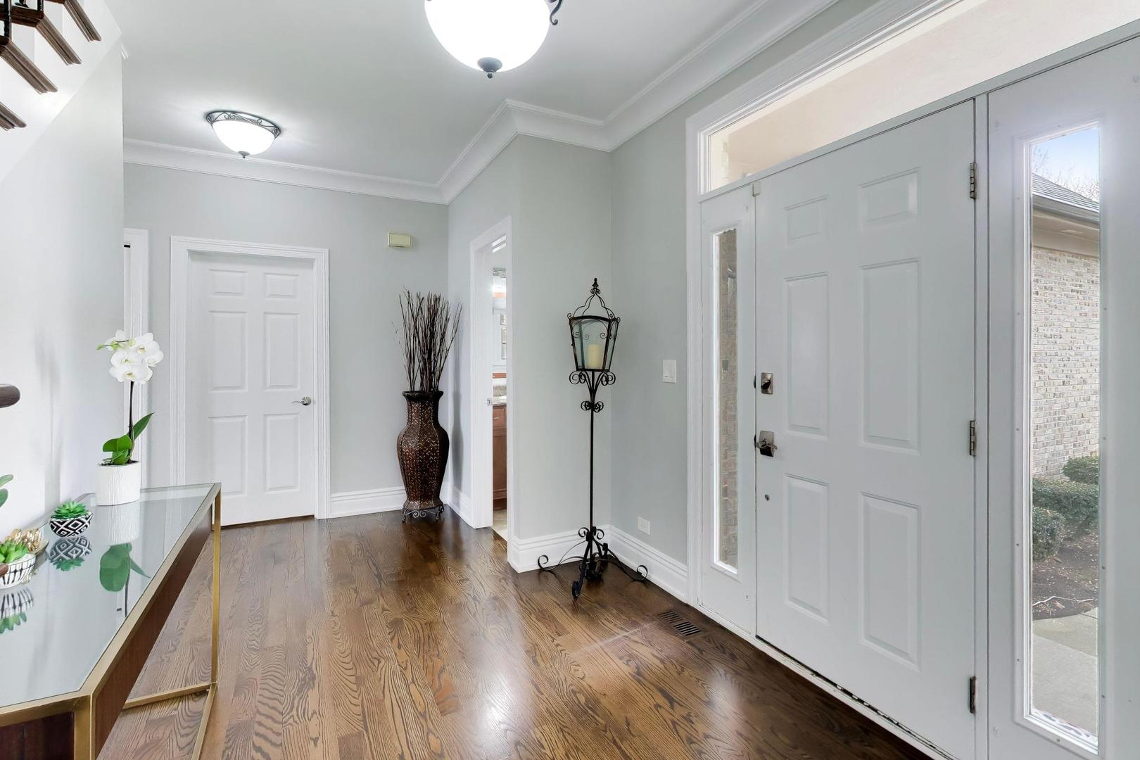 207 Lions Court, Lake Zurich, IL 60047