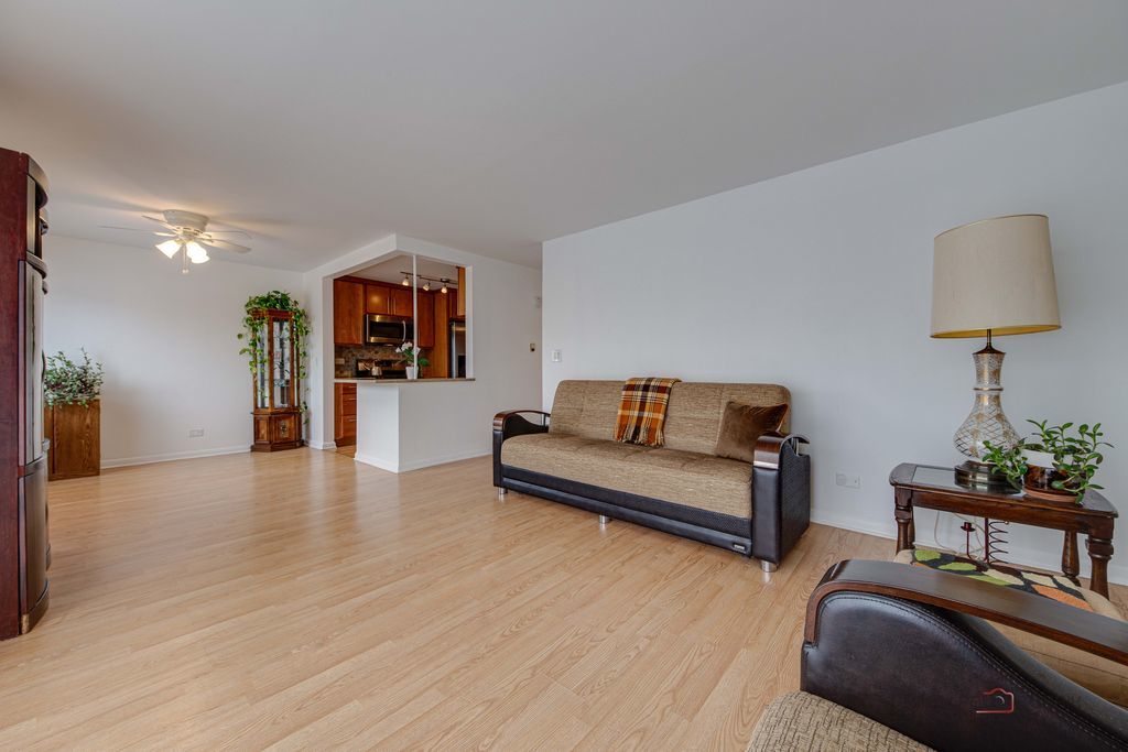 915 Graceland Avenue #2C, Des Plaines, IL 60016