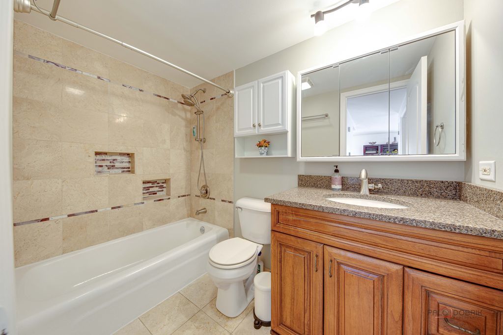 915 Graceland Avenue #2C, Des Plaines, IL 60016