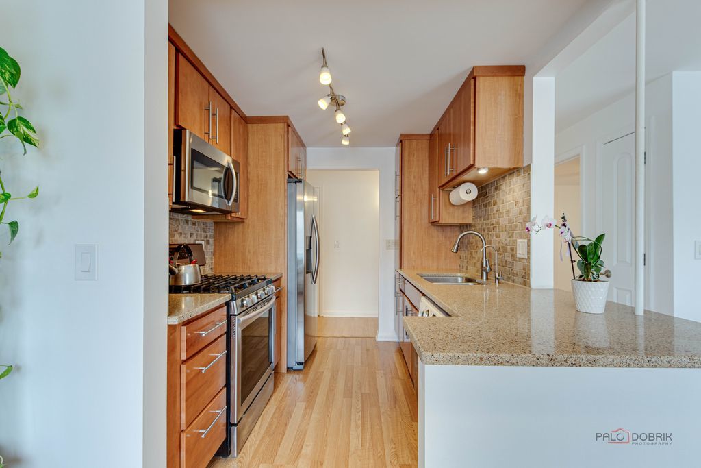 915 Graceland Avenue #2C, Des Plaines, IL 60016