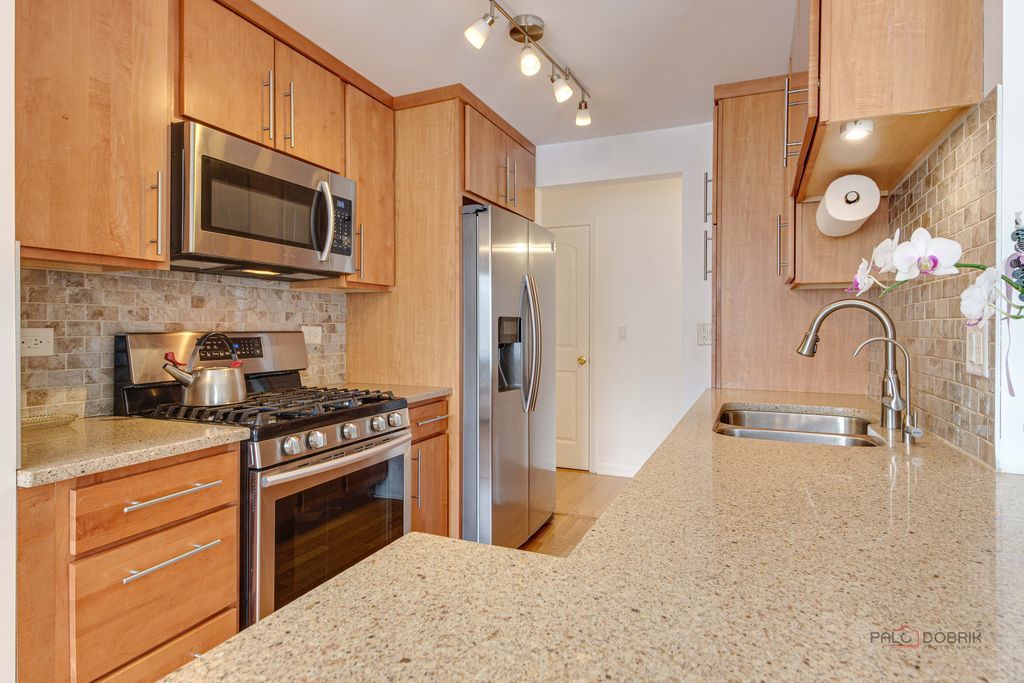 915 Graceland Avenue #2C, Des Plaines, IL 60016