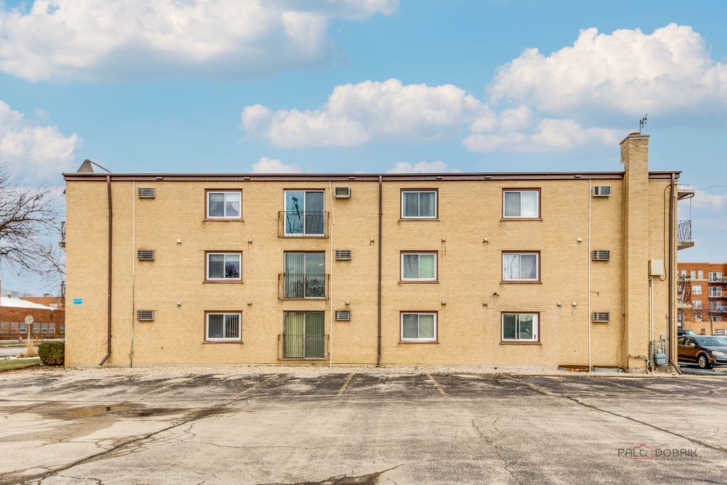 915 Graceland Avenue #2C, Des Plaines, IL 60016