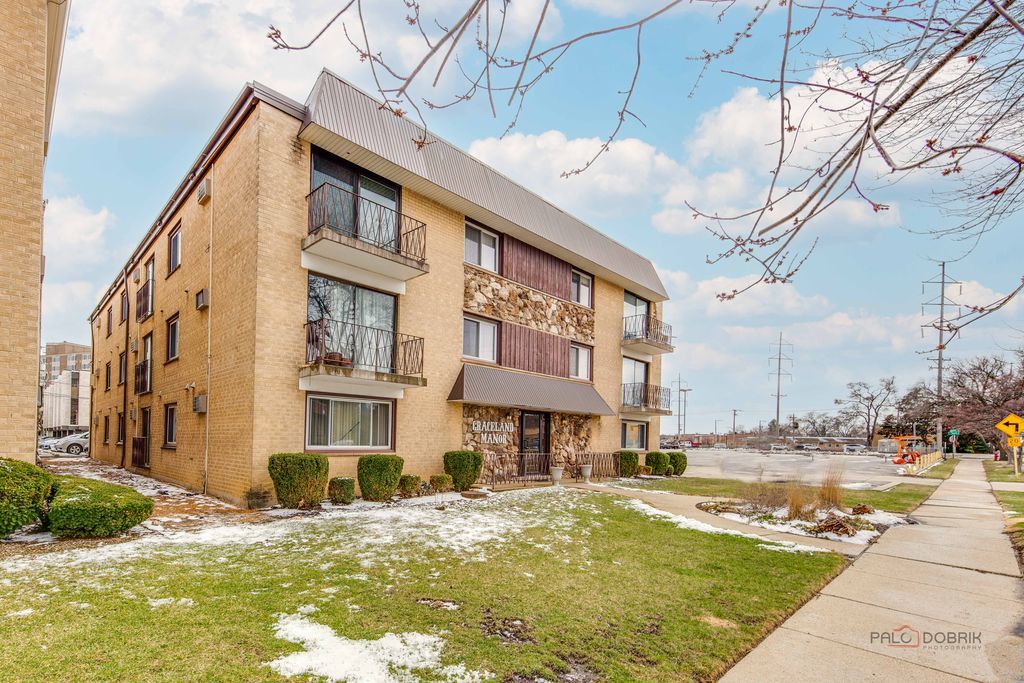 915 Graceland Avenue #2C, Des Plaines, IL 60016