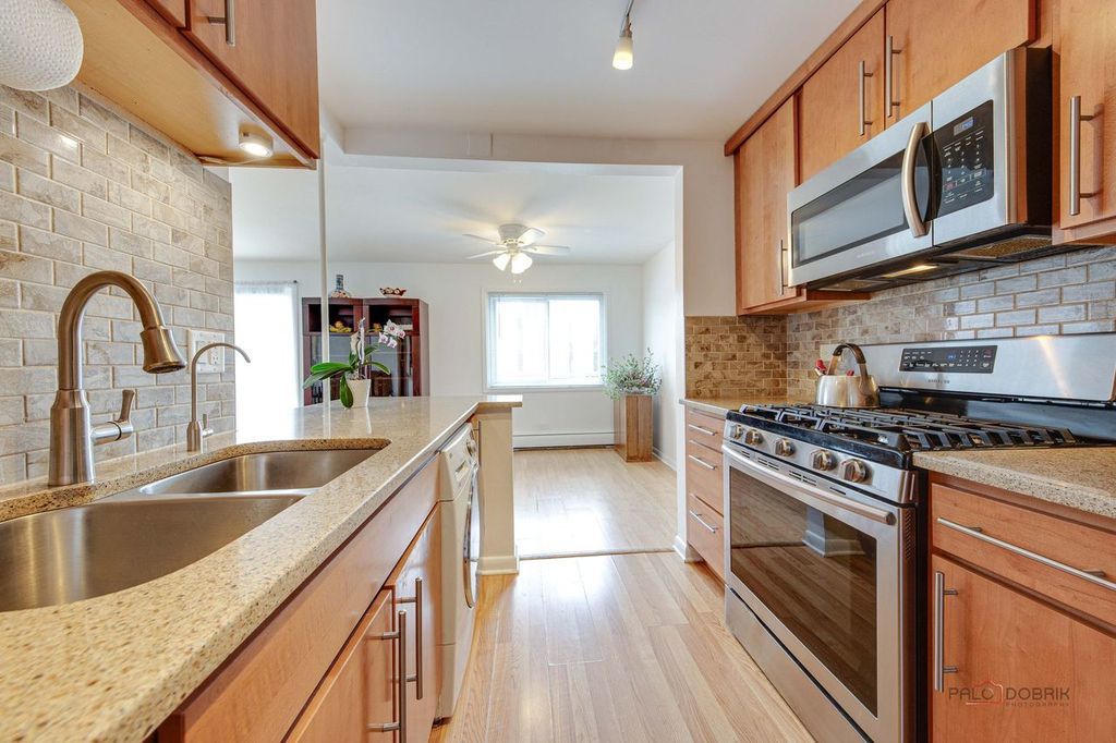 915 Graceland Avenue #2C, Des Plaines, IL 60016