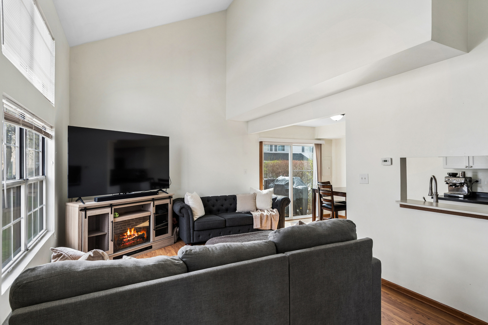 513 East Avenue #513, Streamwood, IL 60107