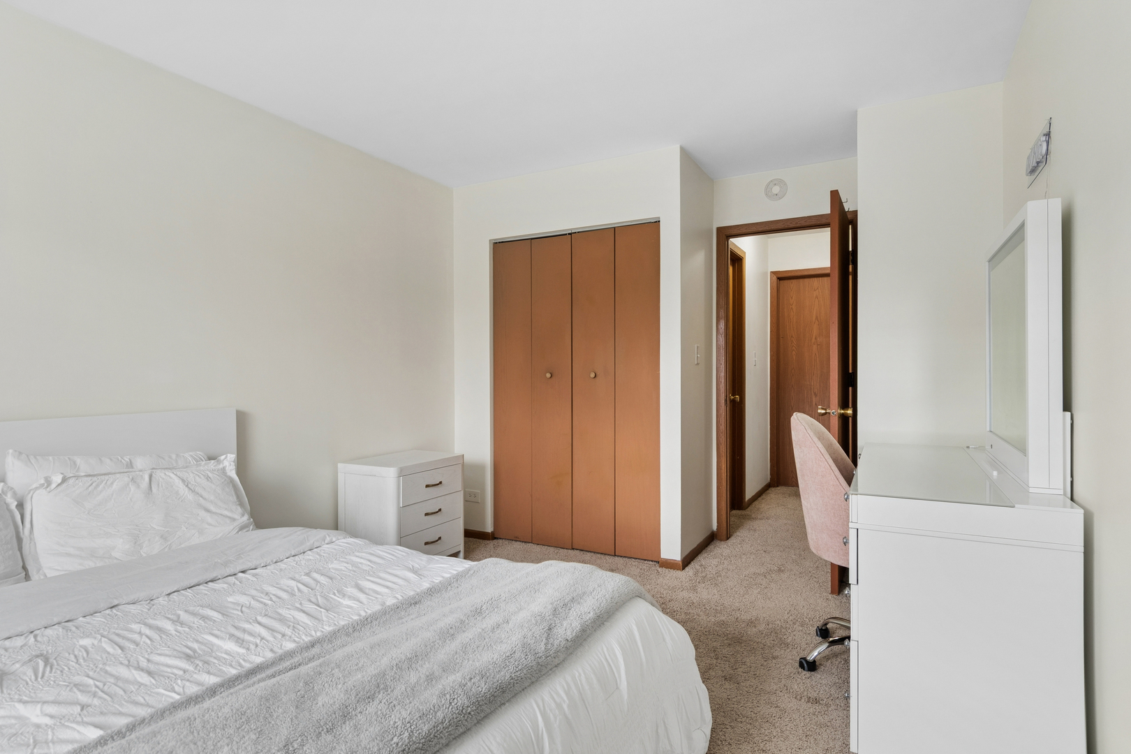 513 East Avenue #513, Streamwood, IL 60107