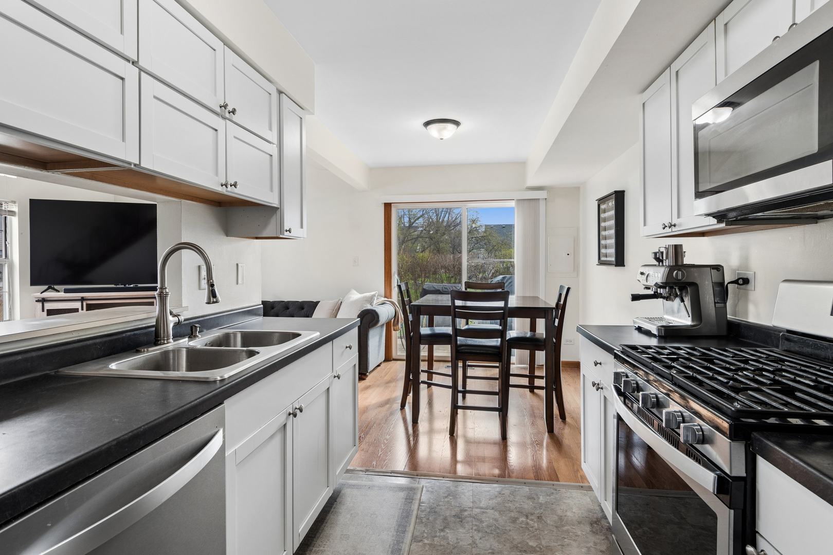 513 East Avenue #513, Streamwood, IL 60107