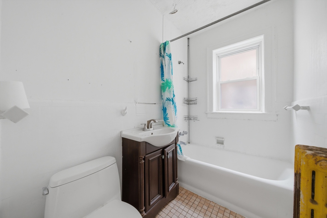 7960 S Phillips Avenue, Chicago, IL 60617