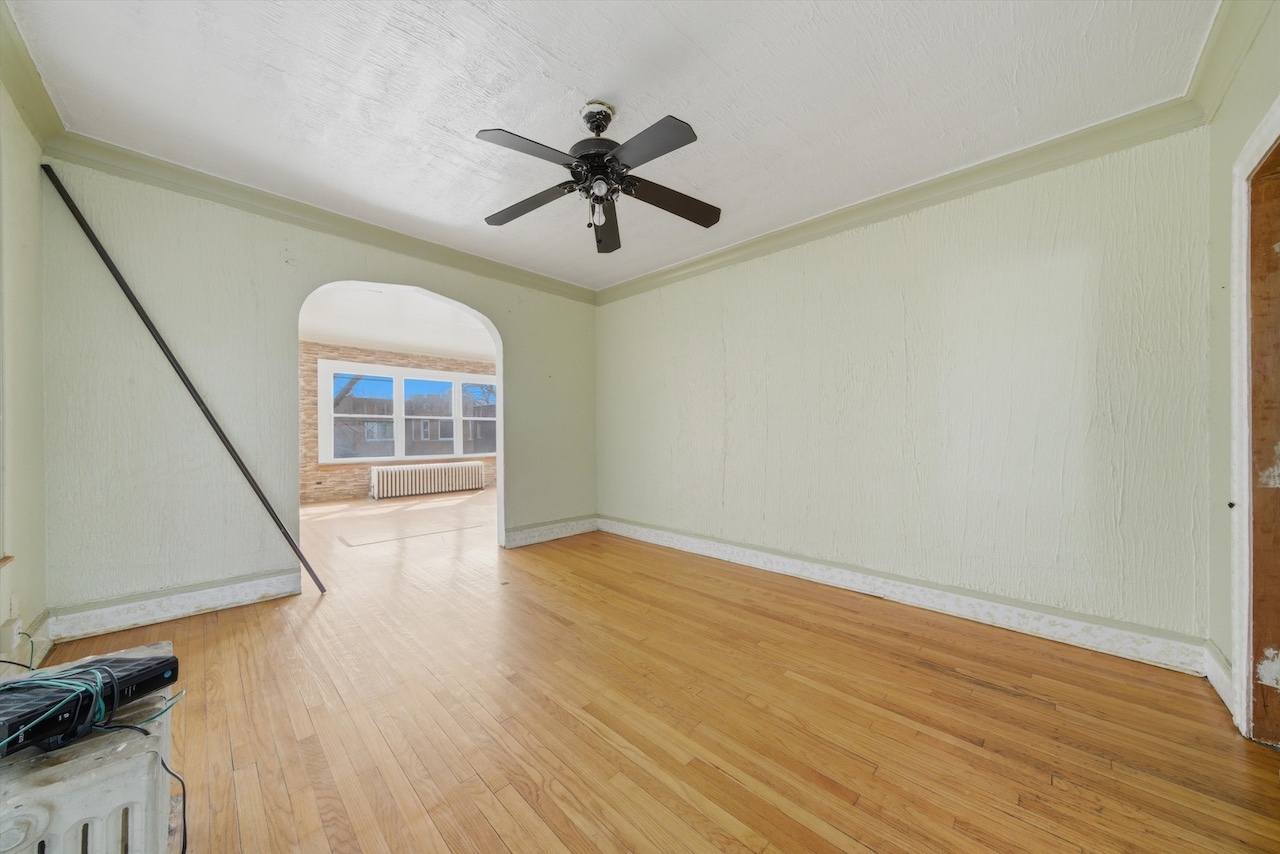 7960 S Phillips Avenue, Chicago, IL 60617