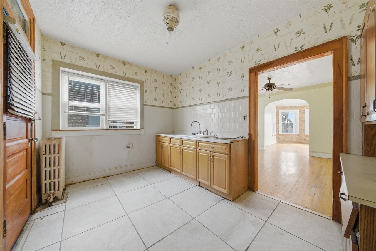 7960 S Phillips Avenue, Chicago, IL 60617