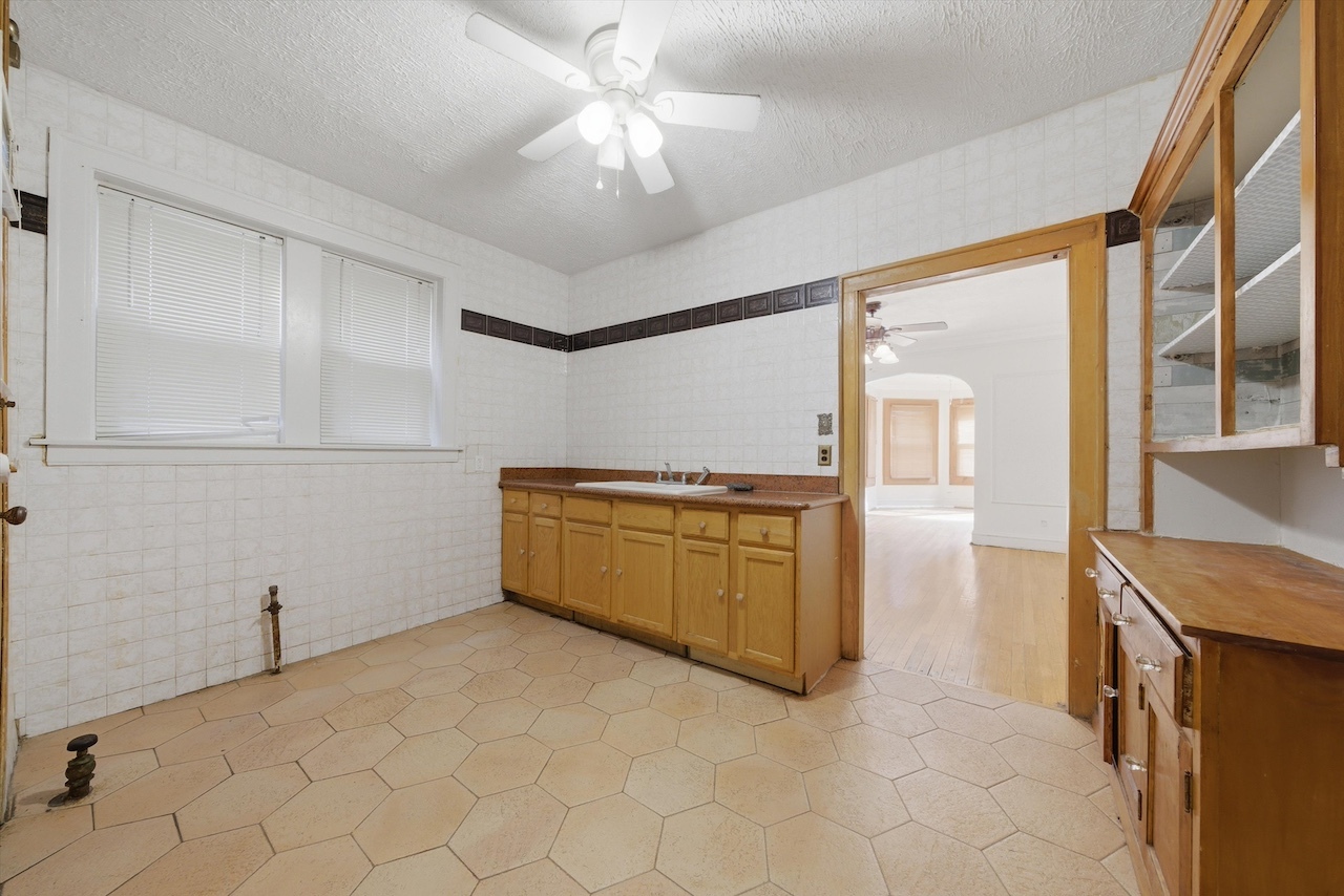 7960 S Phillips Avenue, Chicago, IL 60617