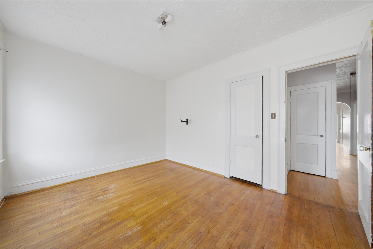 7960 S Phillips Avenue, Chicago, IL 60617