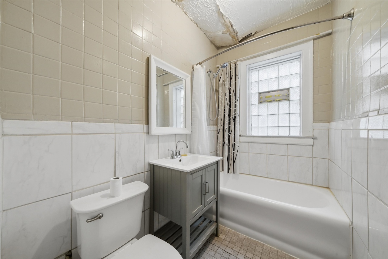 7960 S Phillips Avenue, Chicago, IL 60617