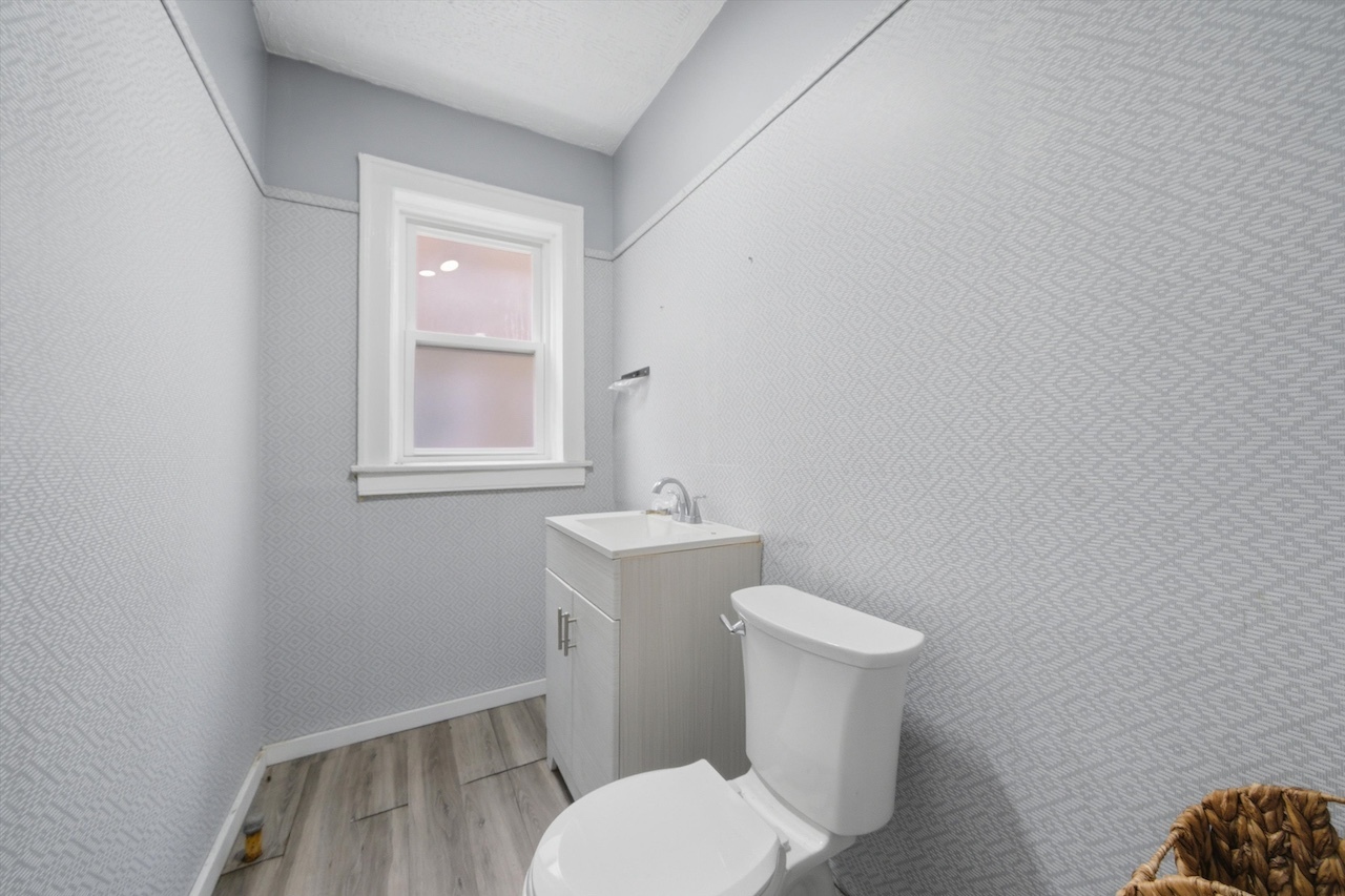 7960 S Phillips Avenue, Chicago, IL 60617