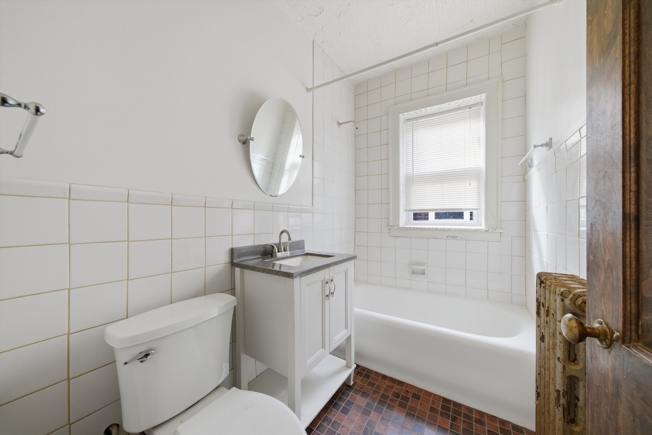 7960 S Phillips Avenue, Chicago, IL 60617