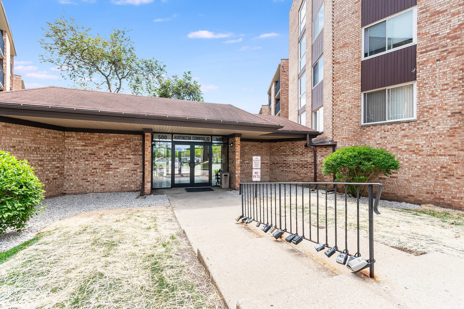 502 W Huntington Commons Road #443, Mount Prospect, IL 60056