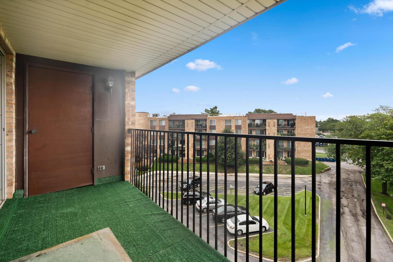 502 W Huntington Commons Road #443, Mount Prospect, IL 60056