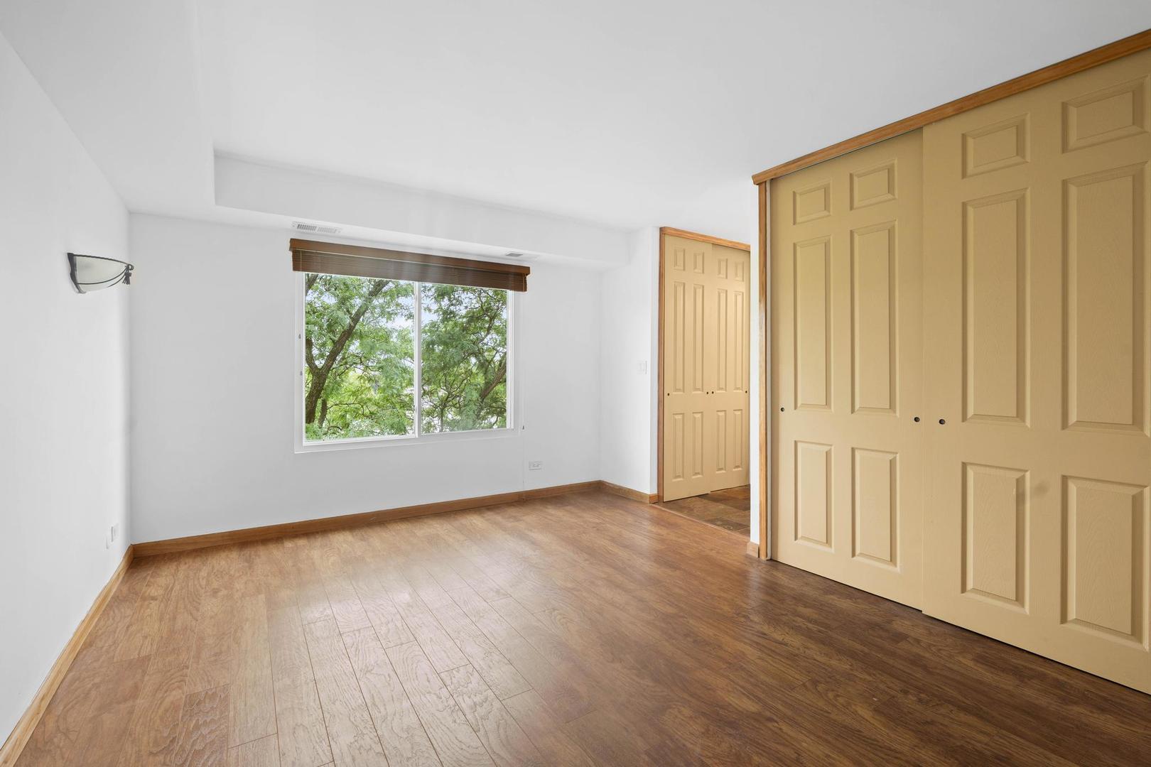 502 W Huntington Commons Road #443, Mount Prospect, IL 60056