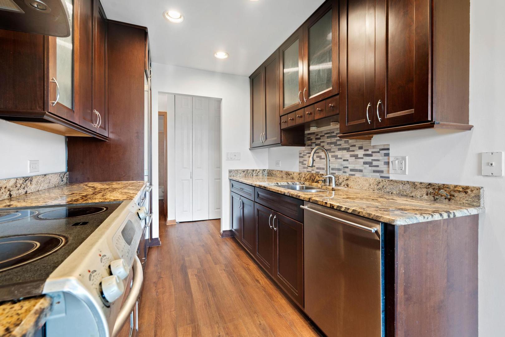 502 W Huntington Commons Road #443, Mount Prospect, IL 60056