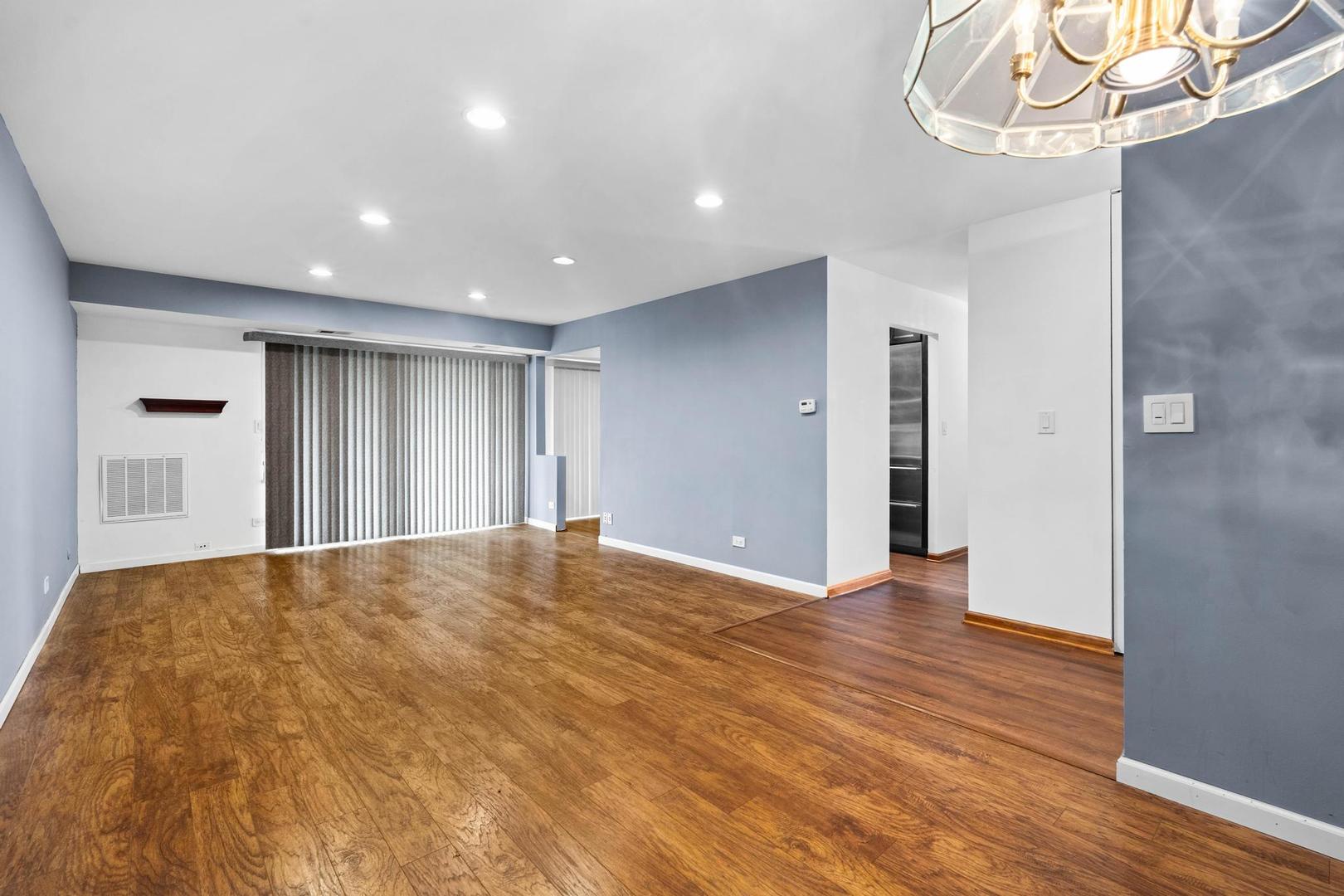 502 W Huntington Commons Road #443, Mount Prospect, IL 60056