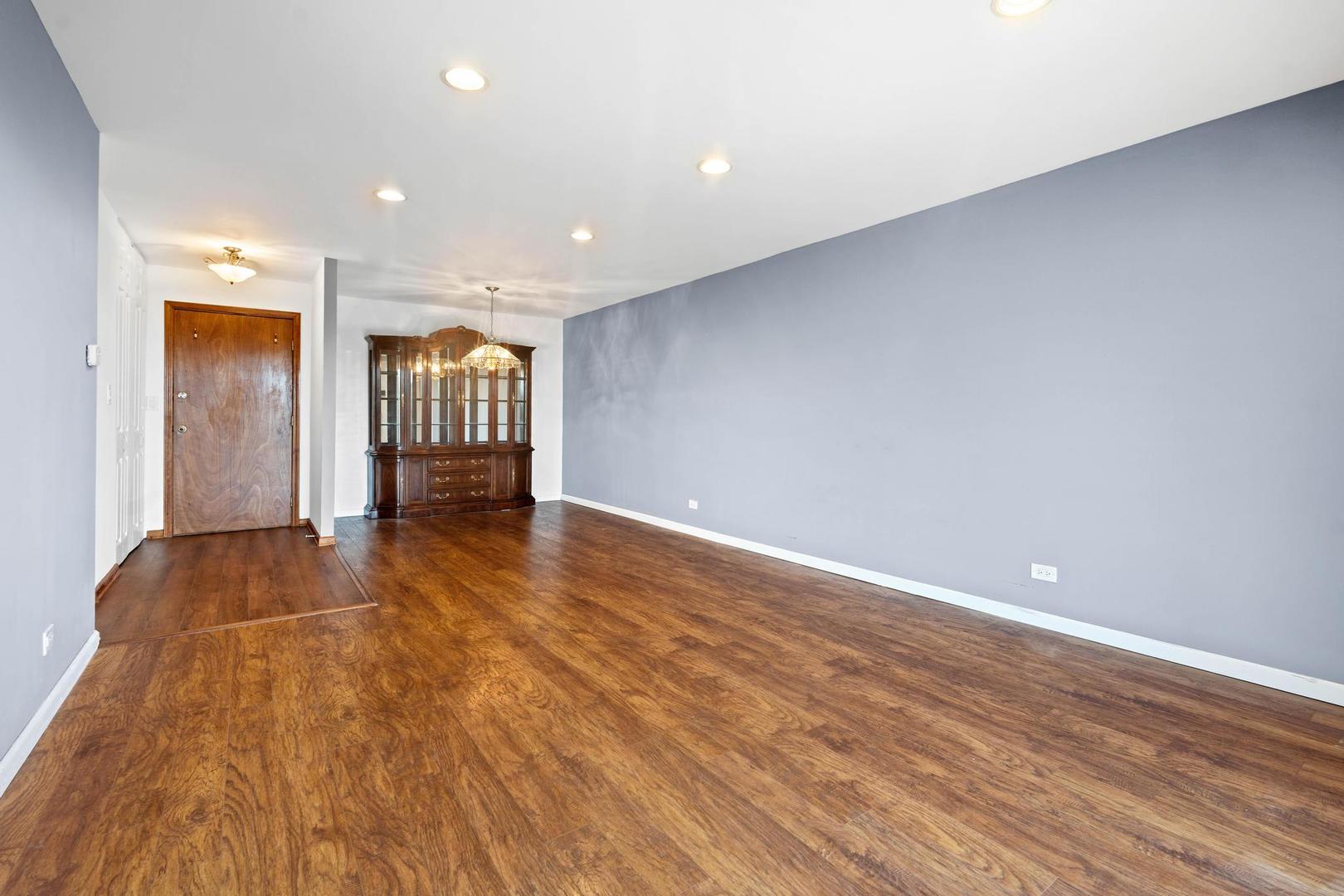 502 W Huntington Commons Road #443, Mount Prospect, IL 60056