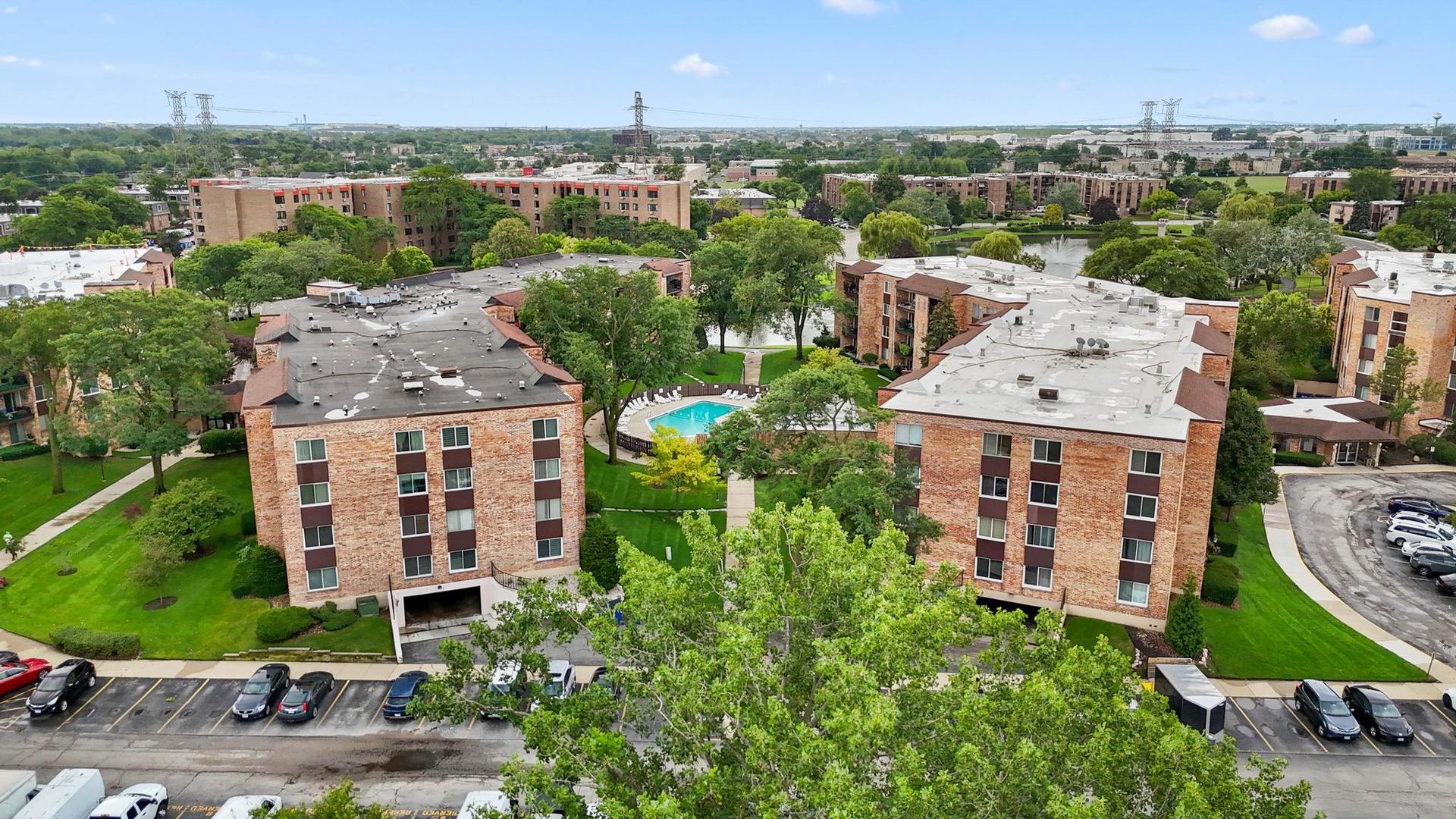 502 W Huntington Commons Road #443, Mount Prospect, IL 60056