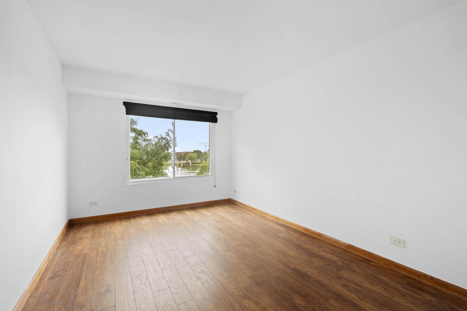 502 W Huntington Commons Road #443, Mount Prospect, IL 60056