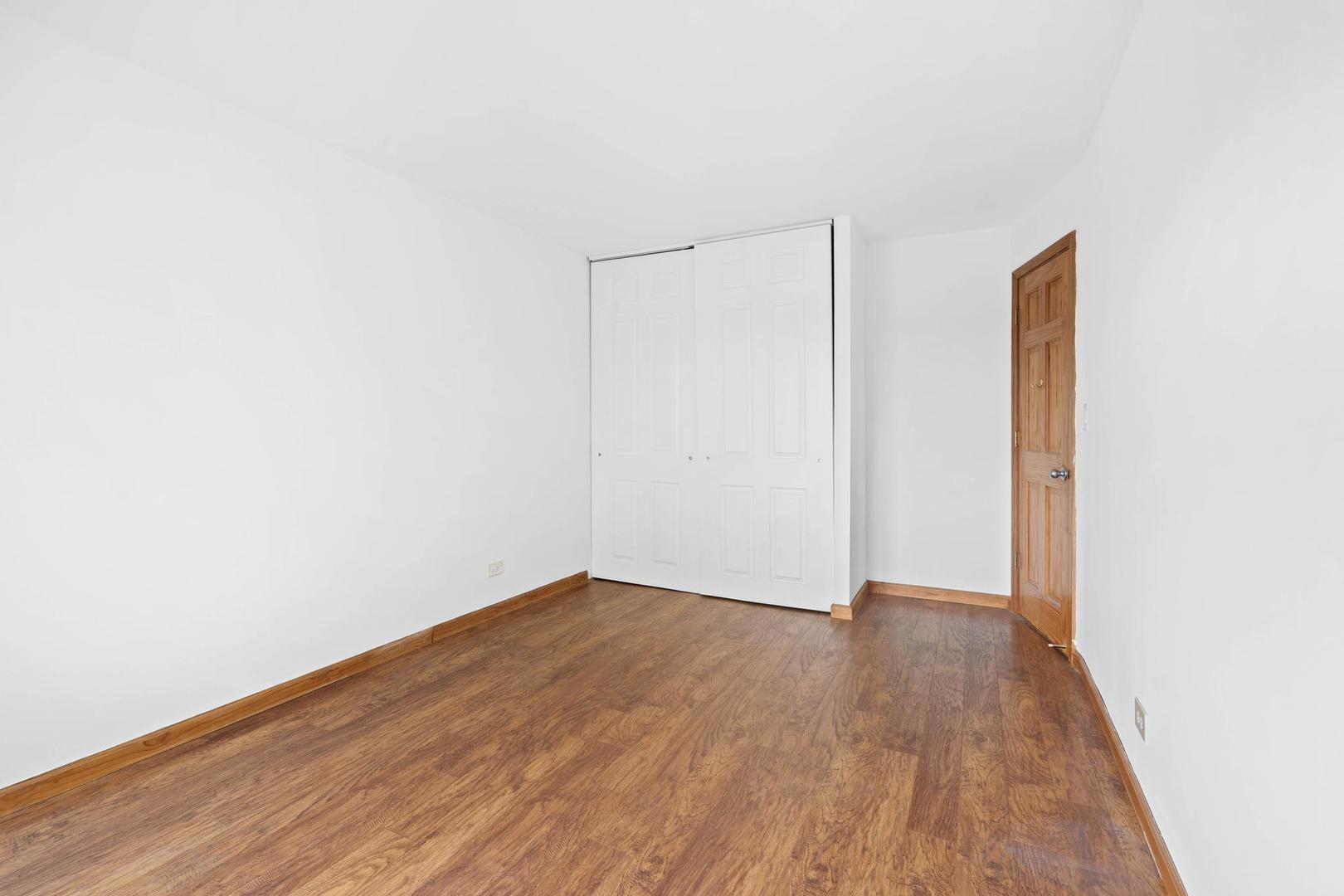 502 W Huntington Commons Road #443, Mount Prospect, IL 60056