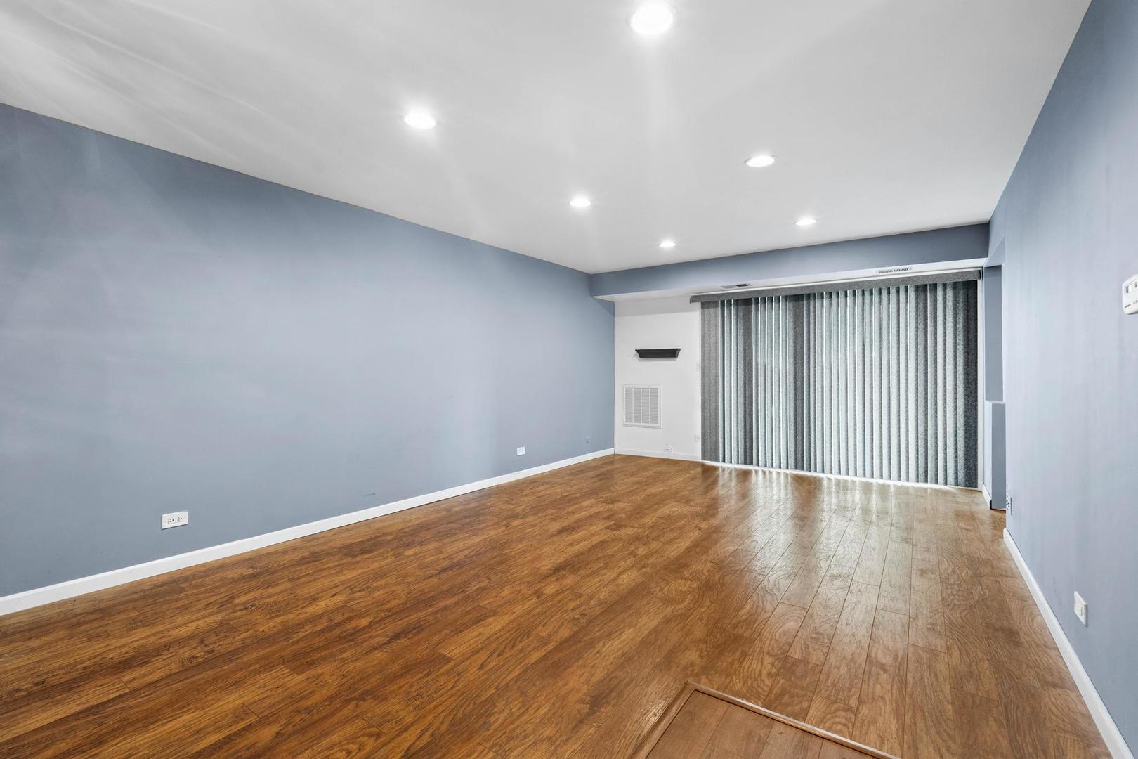 502 W Huntington Commons Road #443, Mount Prospect, IL 60056