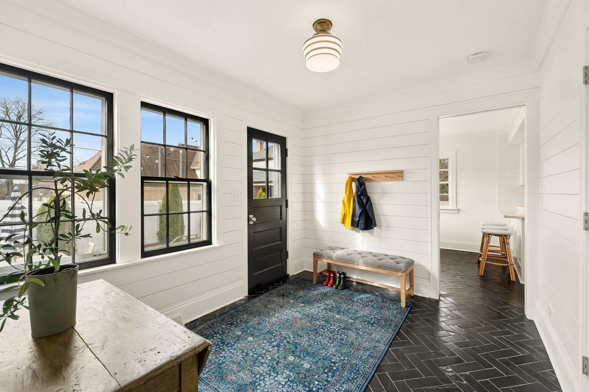 240 W Saint Charles Road, Elmhurst, IL 60126