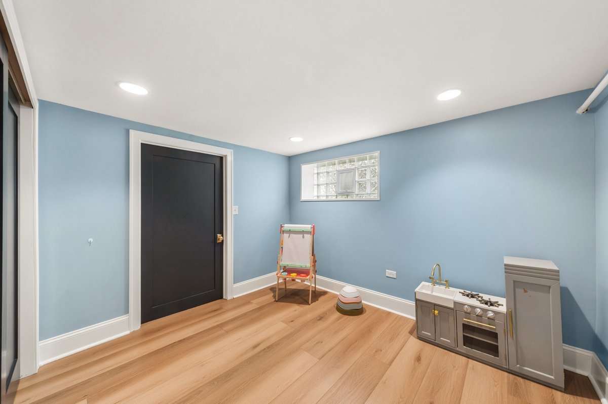 240 W Saint Charles Road, Elmhurst, IL 60126