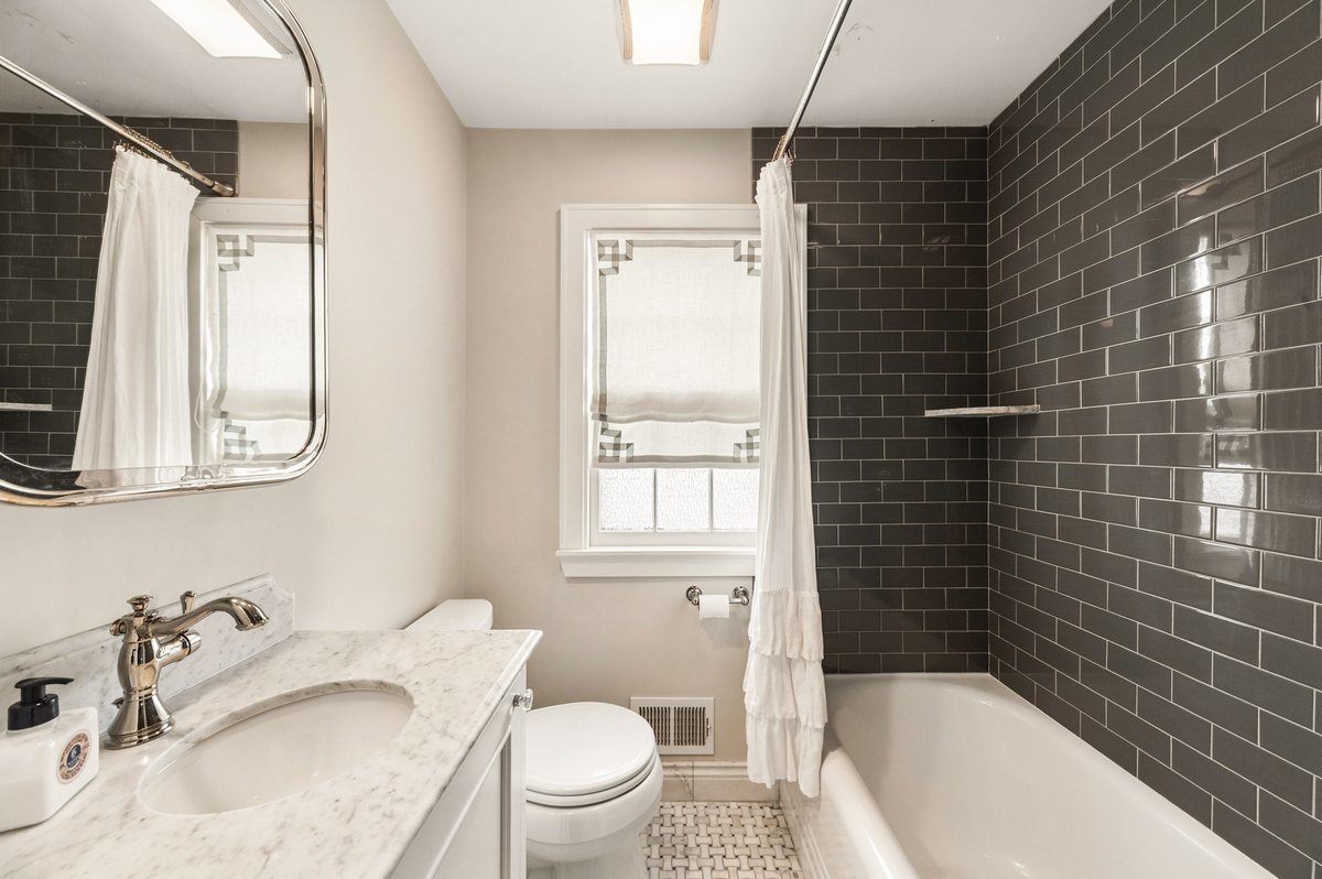 240 W Saint Charles Road, Elmhurst, IL 60126