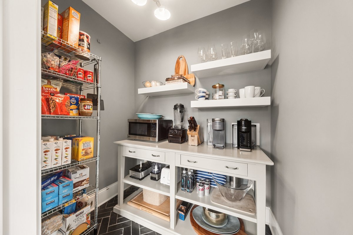 240 W Saint Charles Road, Elmhurst, IL 60126