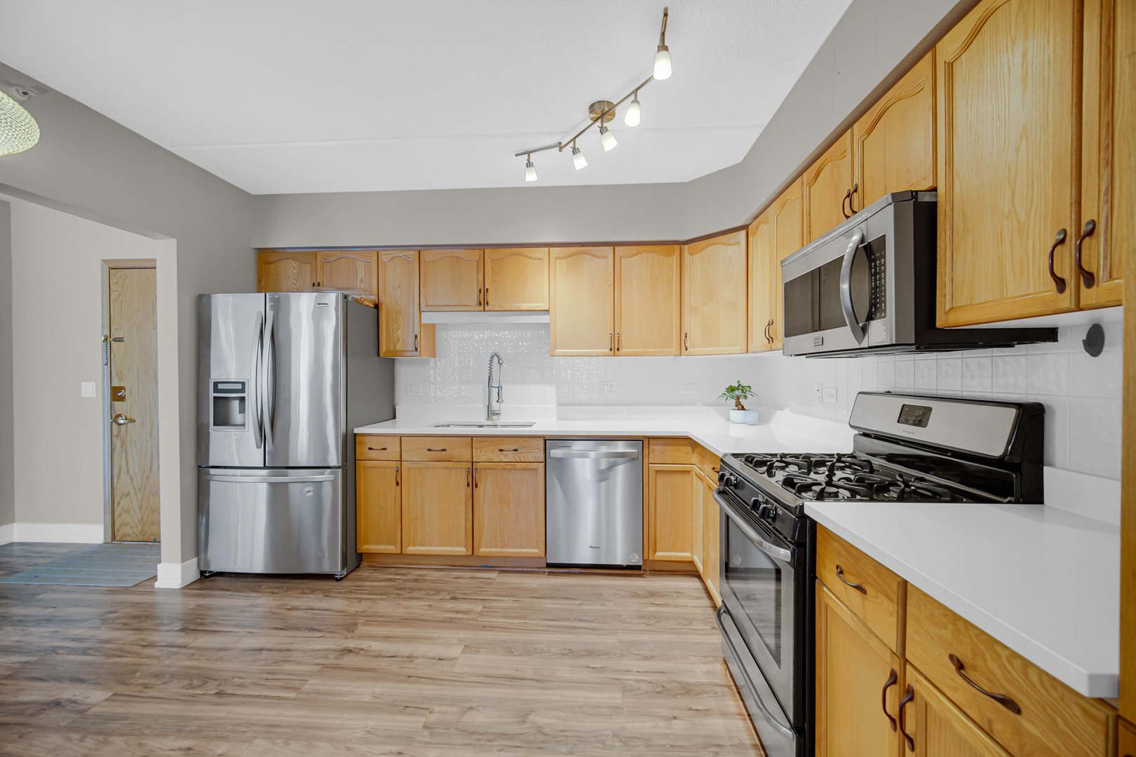 1636 Ashland Avenue #209, Des Plaines, IL 60016