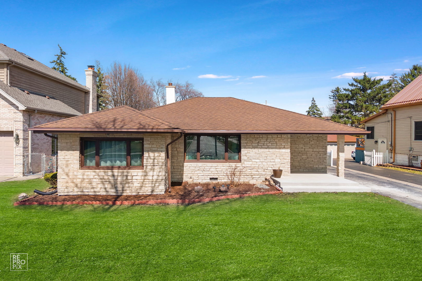 221 E Grantley Avenue, Elmhurst, IL 60126