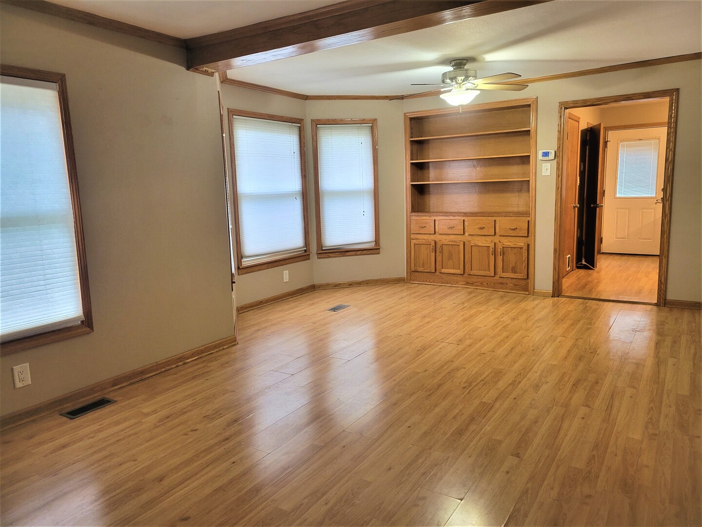 52 N Glenwood Avenue, Glenwood, IL 60425