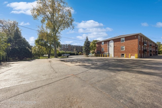 515 N Cass Avenue #2H, Westmont, IL 60559