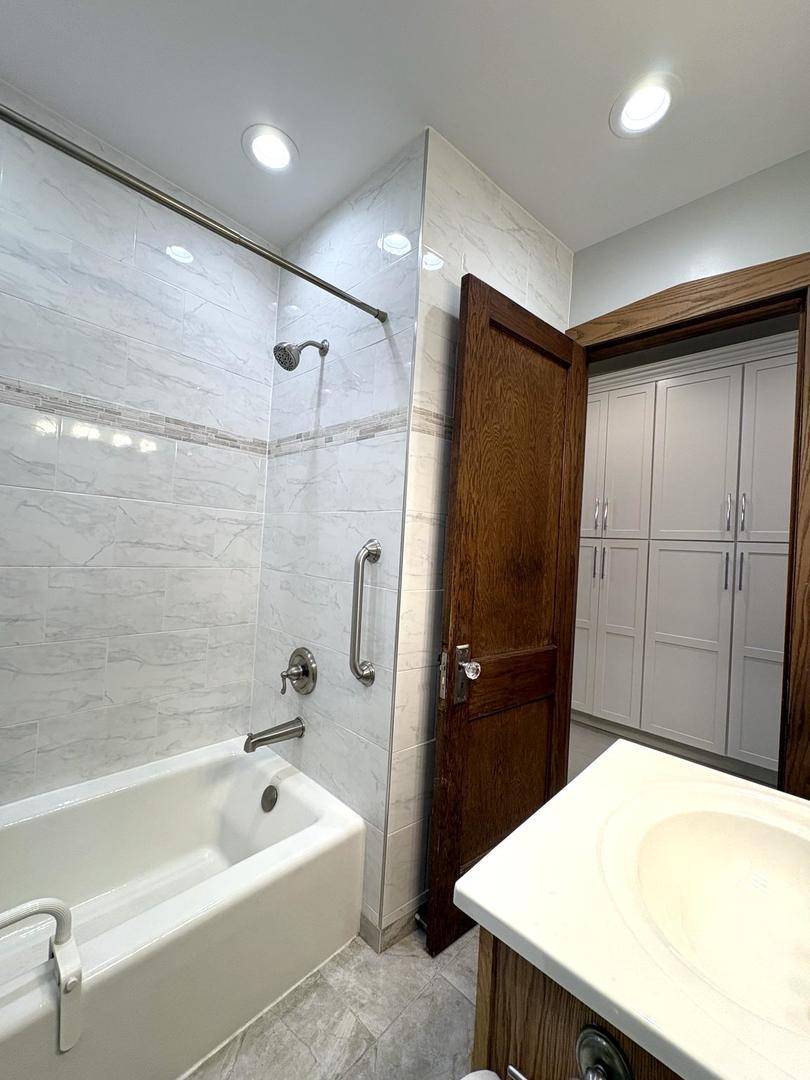 6041 N Newburg Avenue, Chicago, IL 60631