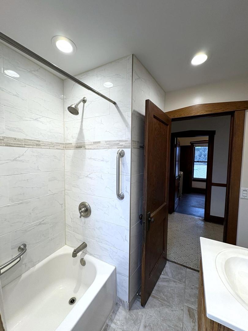 6041 N Newburg Avenue, Chicago, IL 60631