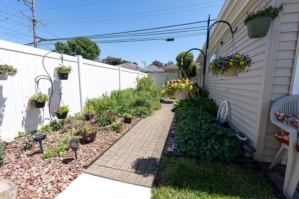 8805 S California Avenue, Evergreen Park, IL 60805