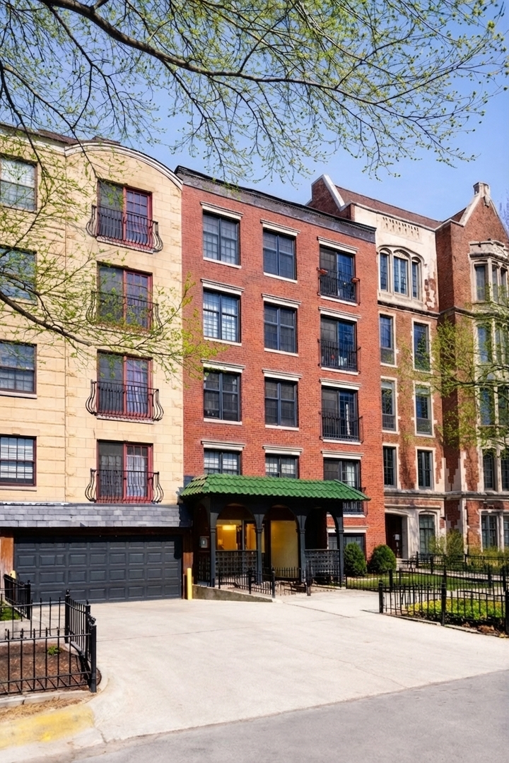 512 W Barry Avenue #205, Chicago, IL 60657