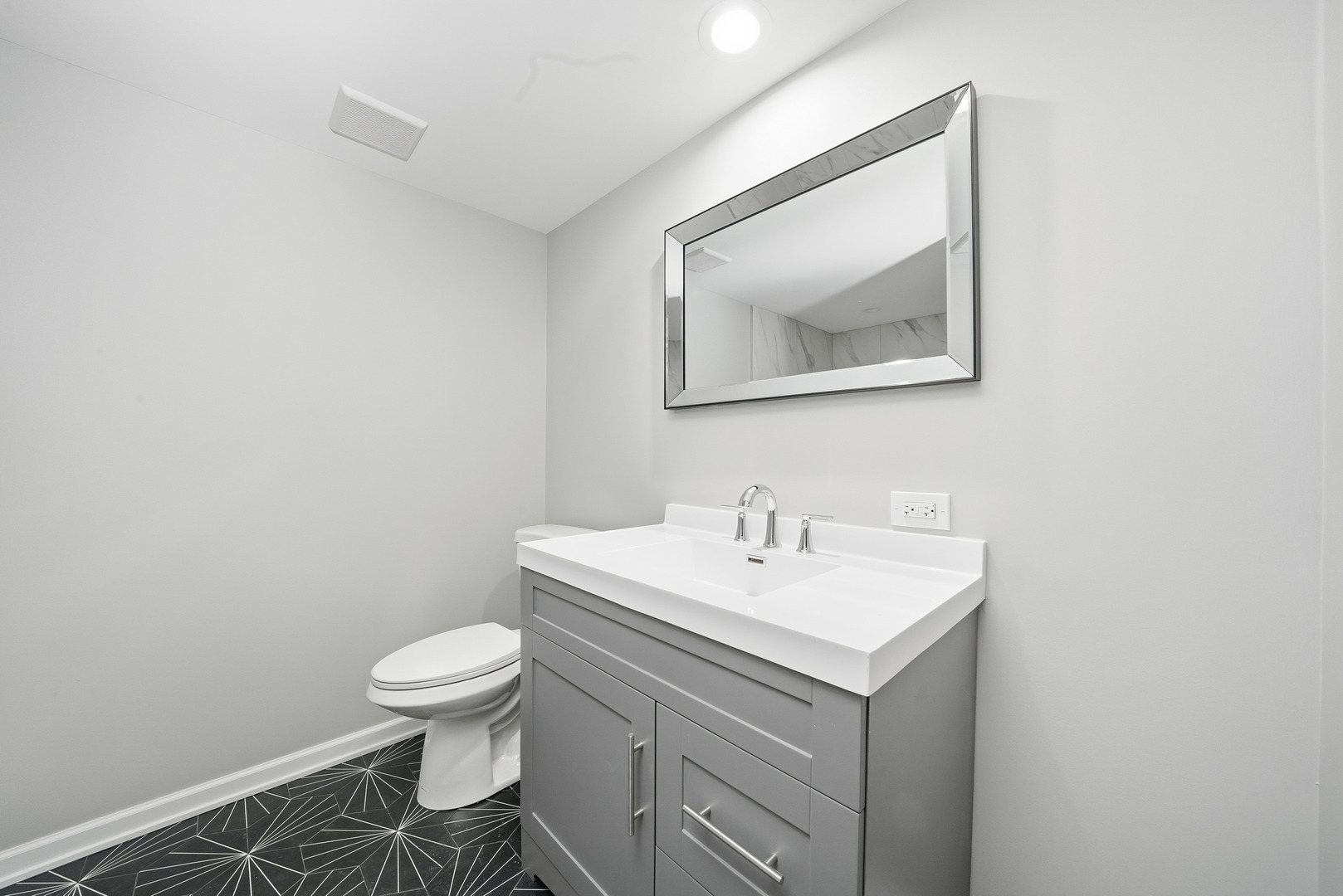 8839 S Colfax Avenue, Chicago, IL 60617