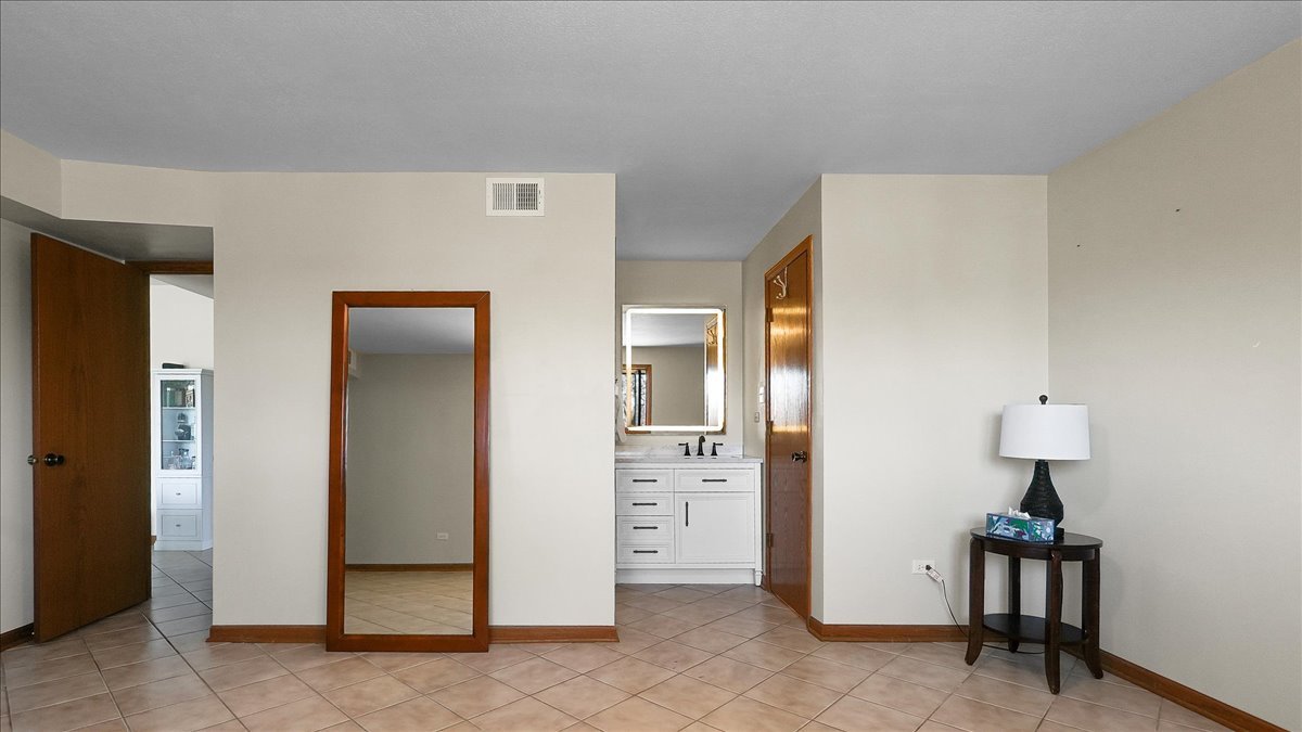 10985 S 84th Avenue #3B, Palos Hills, IL 60465