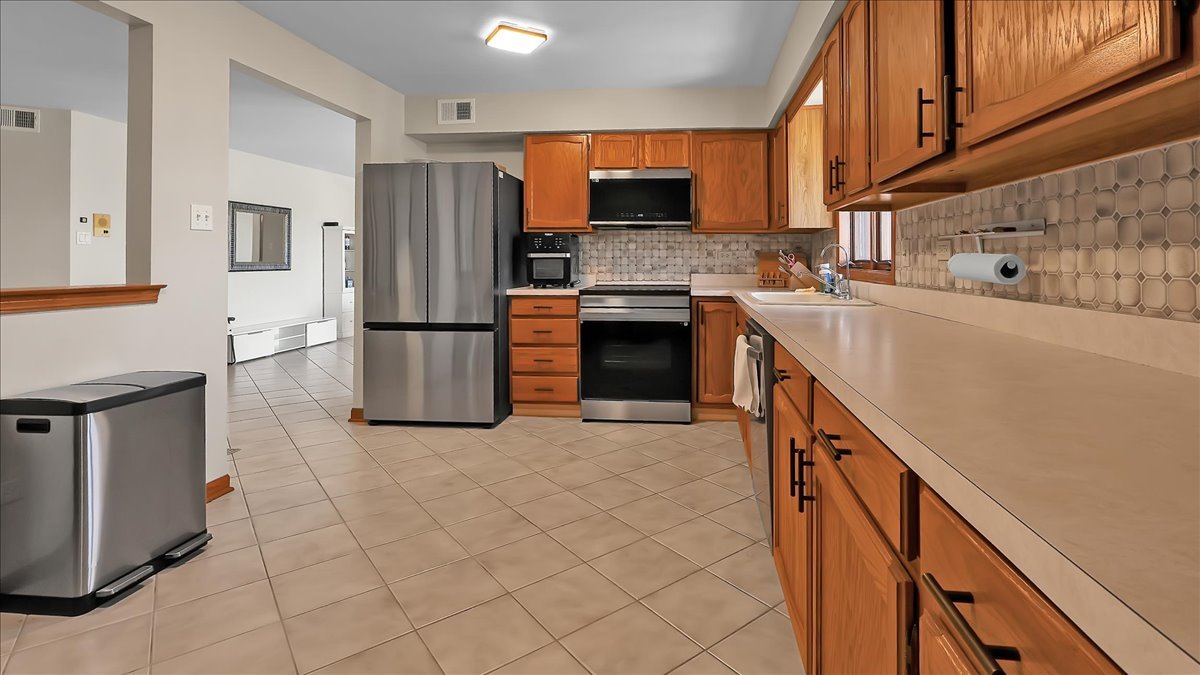 10985 S 84th Avenue #3B, Palos Hills, IL 60465