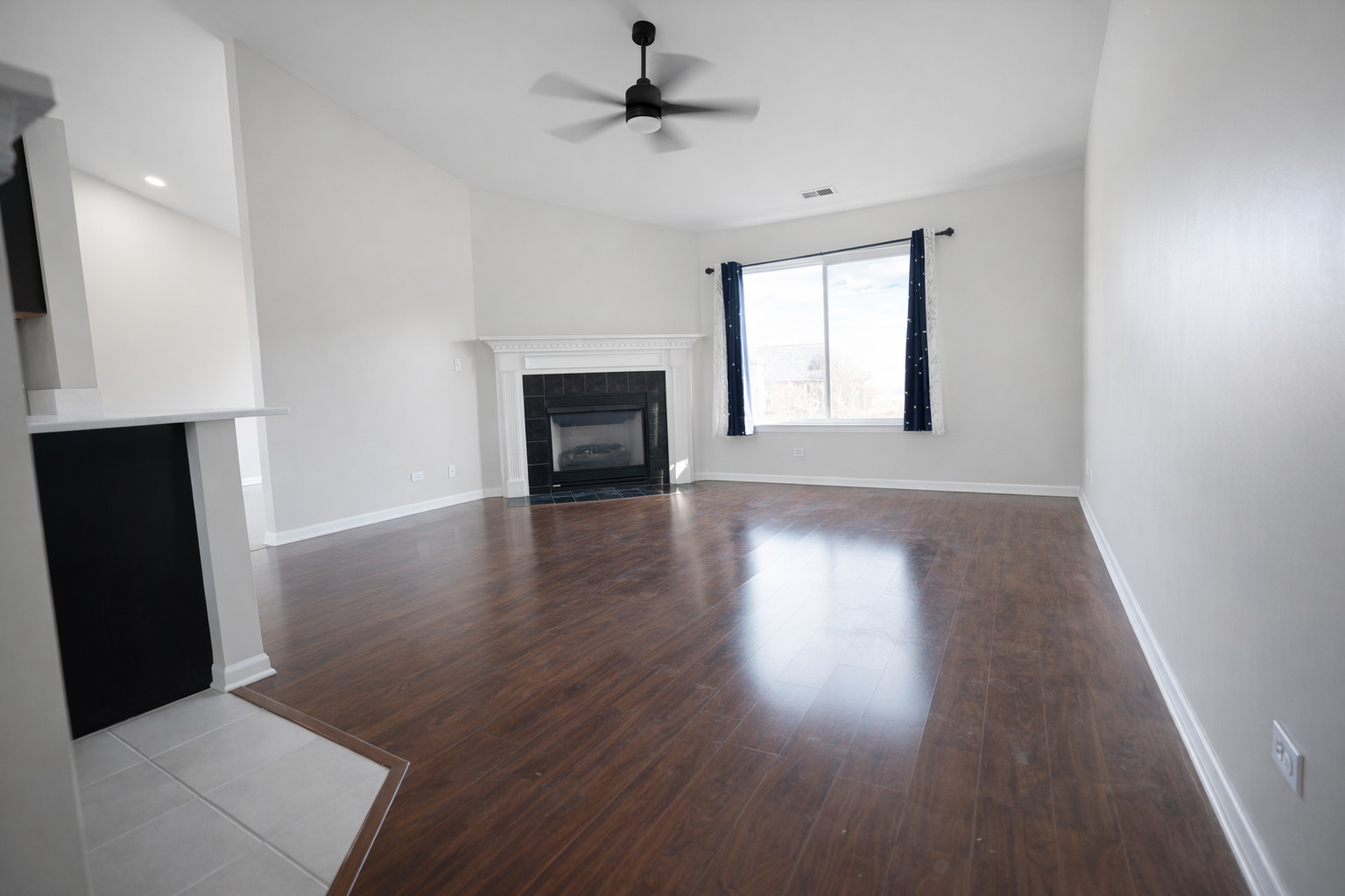 1084 Parkhill Circle #1084, Aurora, IL 60502