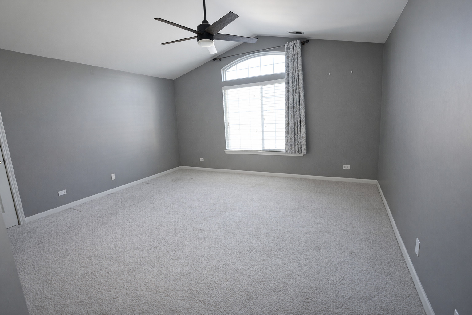 1084 Parkhill Circle #1084, Aurora, IL 60502