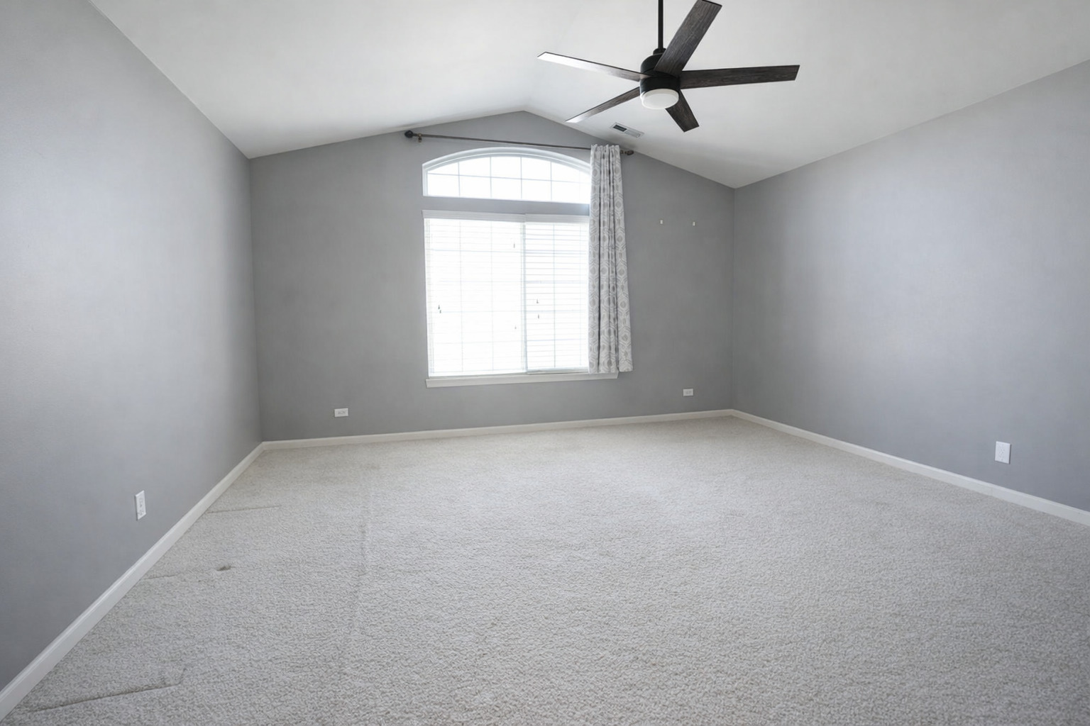 1084 Parkhill Circle #1084, Aurora, IL 60502