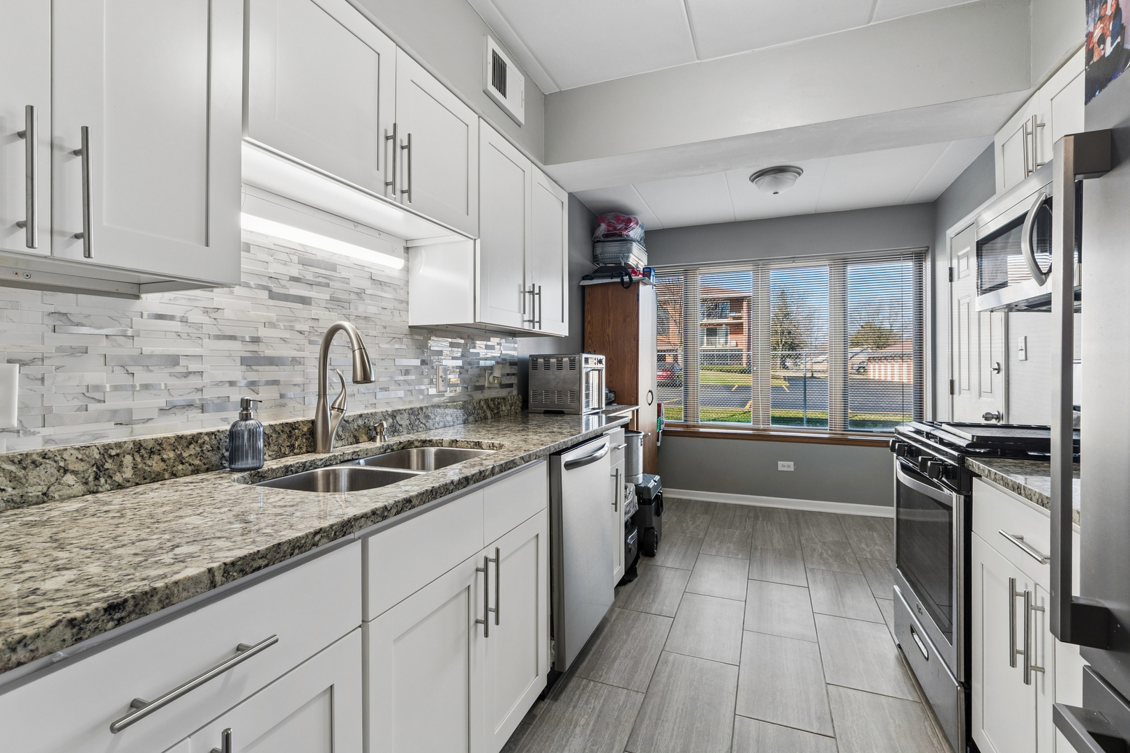 5024 Circle Court #1002, Crestwood, IL 60418