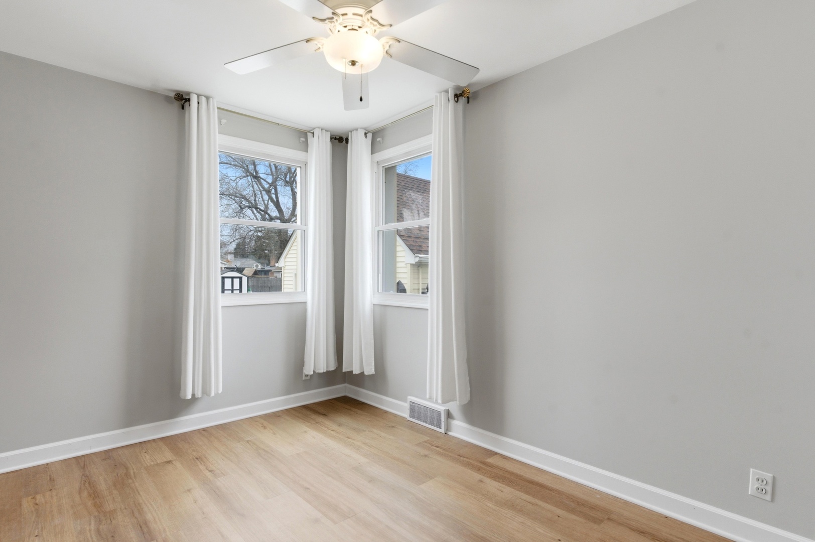 22 S Westlawn Avenue, Aurora, IL 60506