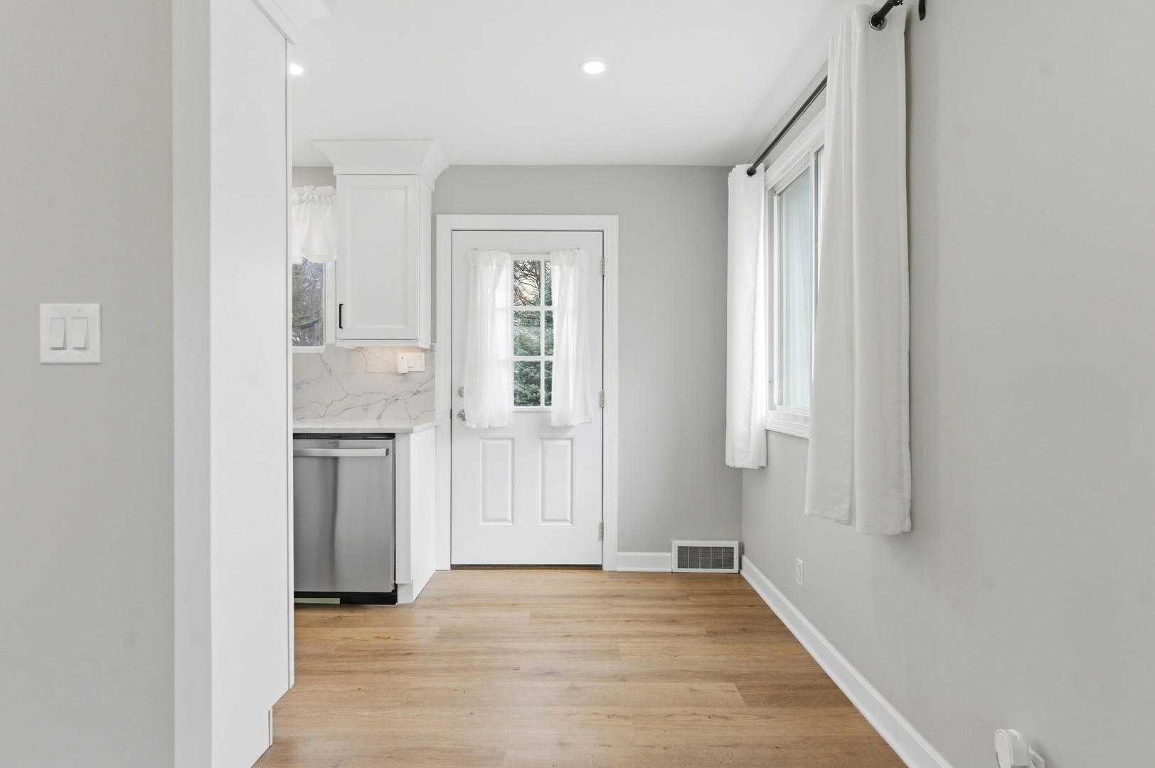 22 S Westlawn Avenue, Aurora, IL 60506